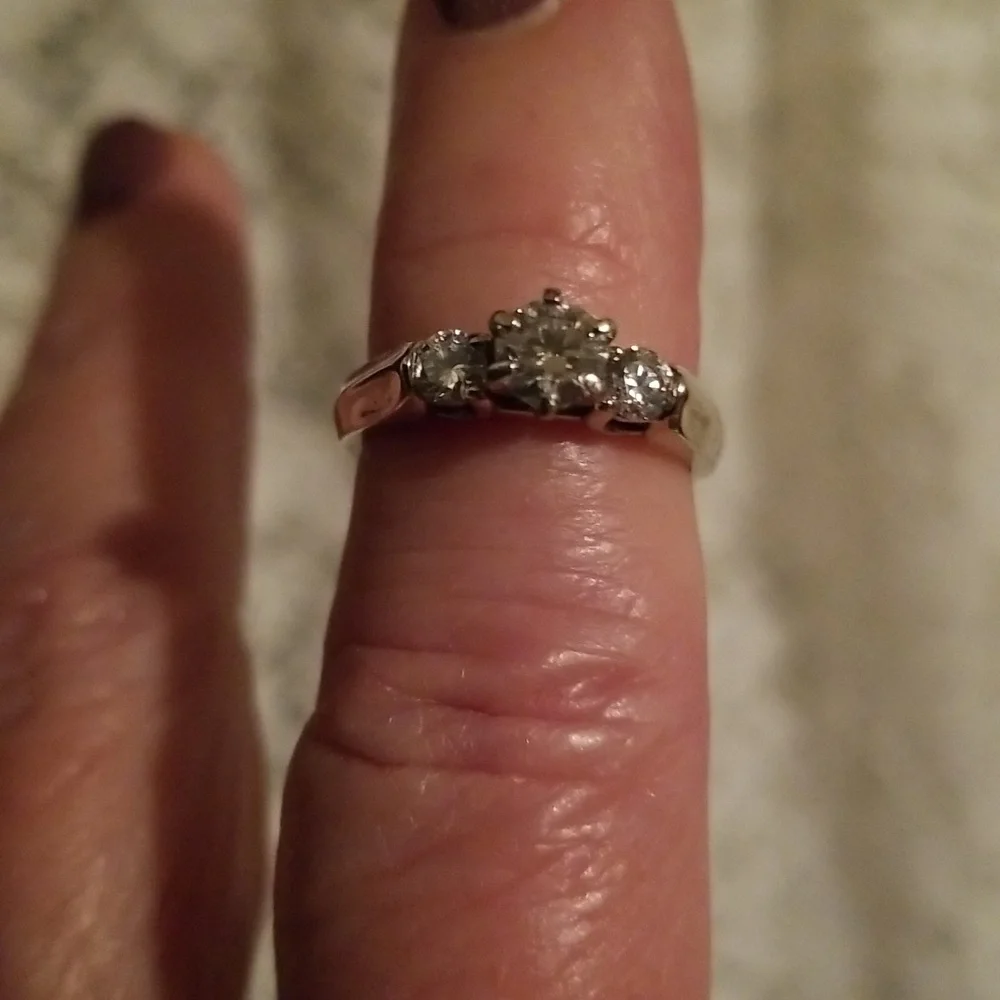 18K gold ring with 3 Beautiful Diamonds - Picture 11 of 13